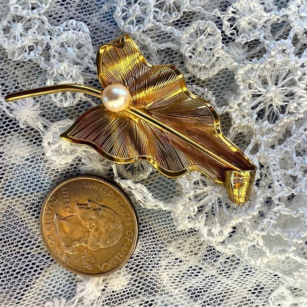 Vintage Midcentury Leaf Brooch with Prong Set Pearl - Picture 7 of 9